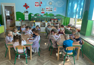 Grupa II podczas obiadku