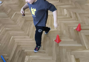 Cezary podczas pokonywania przeszkód