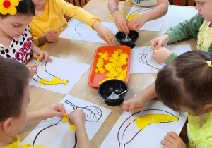 Wyklejanie banana żółtymi karteczkami