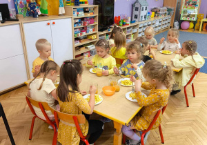 Dzieci jedzą obiad w kolorze żółtym