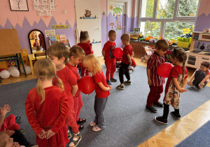 Zabawy z czerwonym balonem