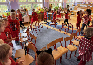 Zabawa z czerwonymi krzesłami