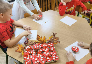 Kalinka częstuje dzieci babeczkami urodzinowymi