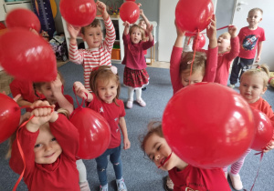 Nasze maluszki w czasie zabawy z czerwonymi balonami