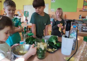 Starszaki robiły zielony koktajl