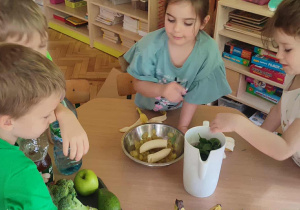 Zielony koktajl w starszakach