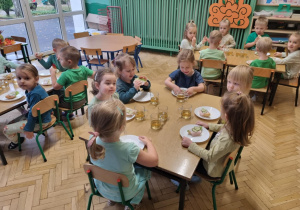 Maluszki podczas śniadania