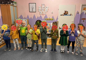 Dzieci z wykonanymi pracami