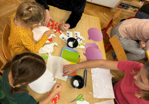 Rodzice pracuja wspólnie z dziećmi