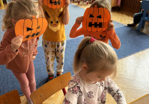 Dzieci przygotowują dyniowe maski