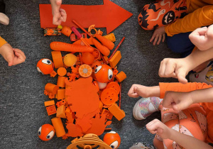 Tyle przedmiotów w pomarańczowym kolorze znalazły dzieli w sali