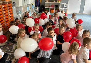 Dzieci młodsze z patriotycznymi balonami