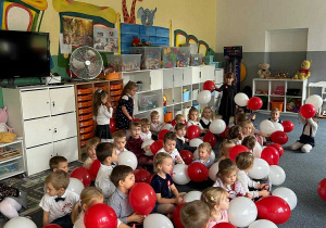 Młodszę dzieci słuchają opowiadania