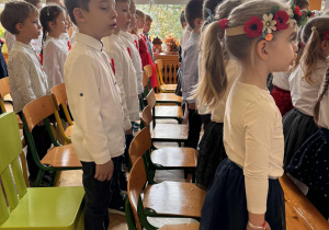 Dzieci podczas śpiewania hymnu