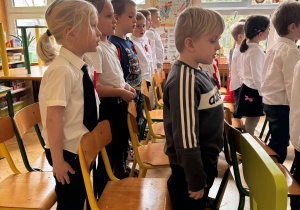 Na czas hymnu postawa: baczność