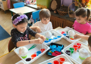 Dzieci z gr. III tworzą swoje kule