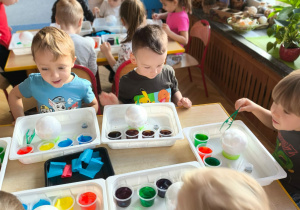 Grupa III podczas pracy przy stołach