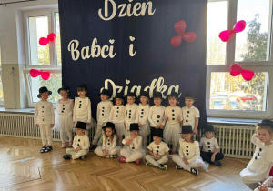 Dzieci z grupy II przed wystepem