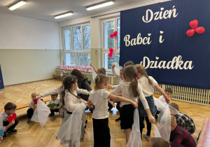 Taniec z husteczkami starszaków