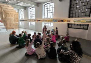 Dzieci uczestniczą w muzealnej lekcji