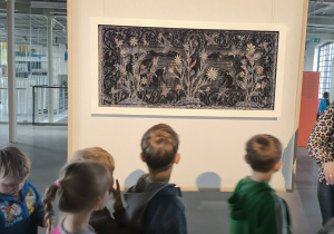 Oglądanie prac zgromadzonych w muzeum