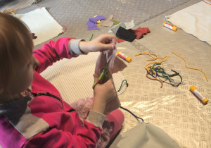 owstaja ciekawe prace z tkanin