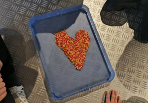 Układanie wzorów z kolorowego ryżu