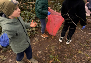 Przedszkolaki porządkują teren