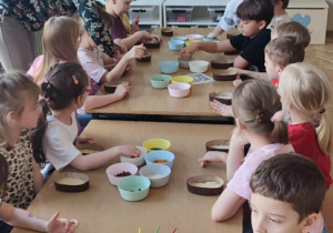 Dzieci ozdabiaja swoje mazurki