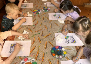 Gr. III podczas warsztatów malowania na szkle