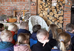 Dzieci podczas rozmowy z gospodynią