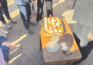 Oglądanie jajek na podwórku - gr.IV