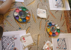 Zajączki na szkle będą piękną dekoracją świąteczną