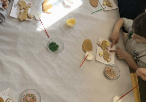 Dzieci tworzą zajączki