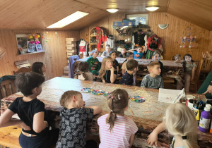 Dzieci słuchaja instrukcji