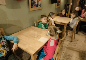 Dzieci oczekują na początek przedstawienia