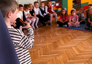 Czarek recytuje swój wiersz