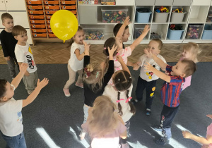 Zabawy maluszków z balonem