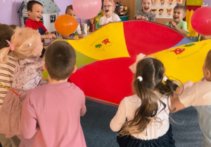 Skaczące balony na chuście