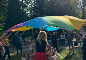 Zabawy z chustą są zawsze wesołe