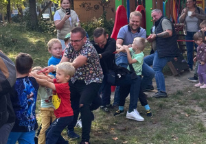 Tatusiowie mają dużo siły...