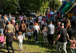 Rodzice bawią się z dziećmi