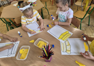 II grupa podczas żółtych zabaw plastycznych