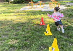 Slalom między pachołkami