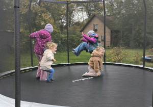 Wesołe zabawy na trampolinie