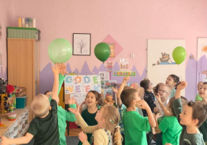 Zabawy z zielonym balonem